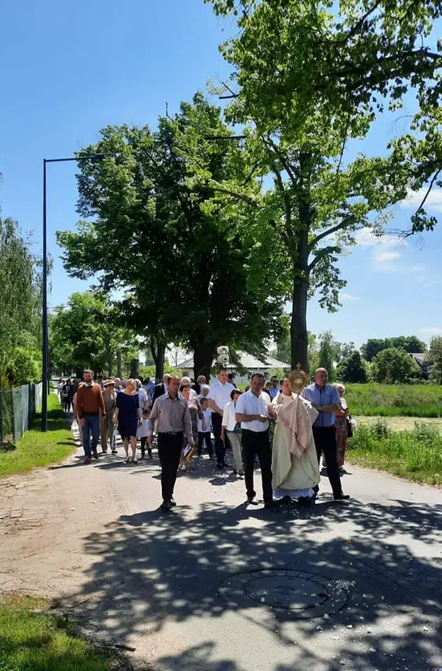 2021.06.03 – Uroczystość Najświętszego Ciała i Krwi Pańskiej – pierwsza Eucharystia w nowym kościele w Grabiku