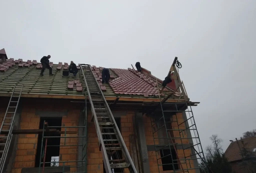 2022.12 – Krycie dachu na kościele w Grabiku