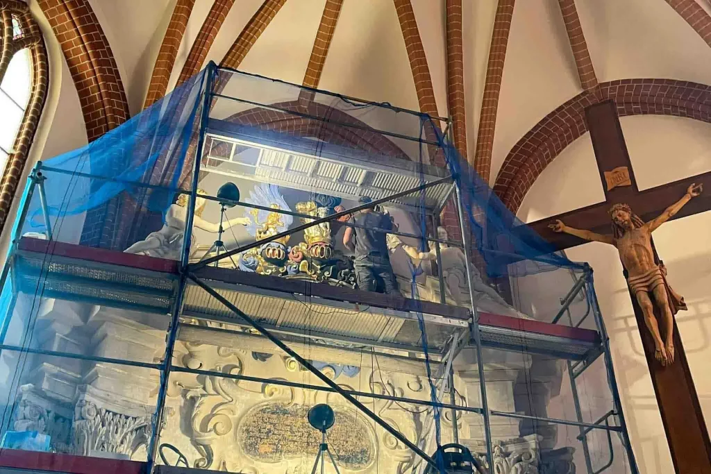 2024.V-VI – Renowacja portalu do kaplicy Promnitzów – malowanie