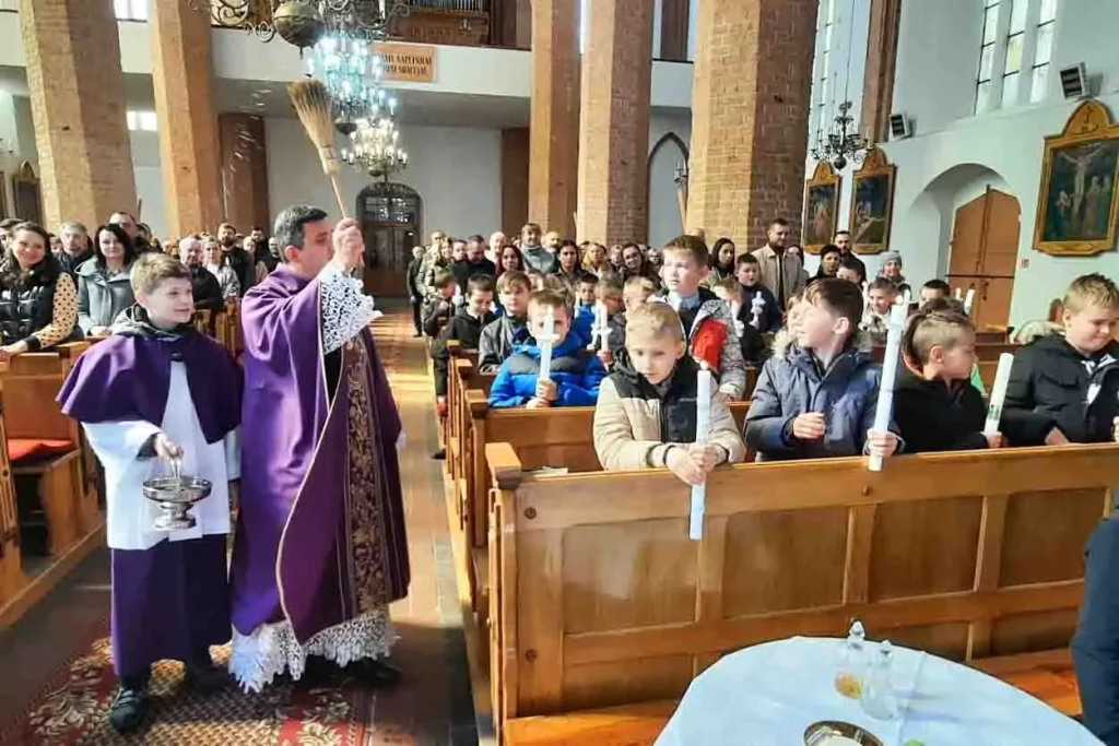 2025.04.06 – Odnowienie przyrzeczeń chrzcielnych przez Dzieci Pierwszokomunijne