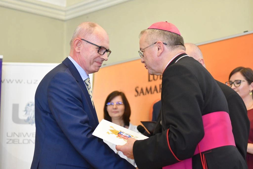 Bp Tadeusz Lityński wręcza dyplom lek. Wiesławowi Sarneckiemu