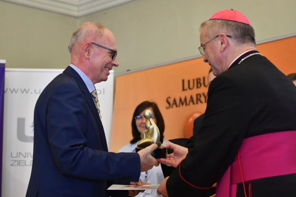 Bp Tadeusz Lityński wręcza statuetkę „Lubuski Samarytanin” lek. Wiesławowi Sarneckiemu