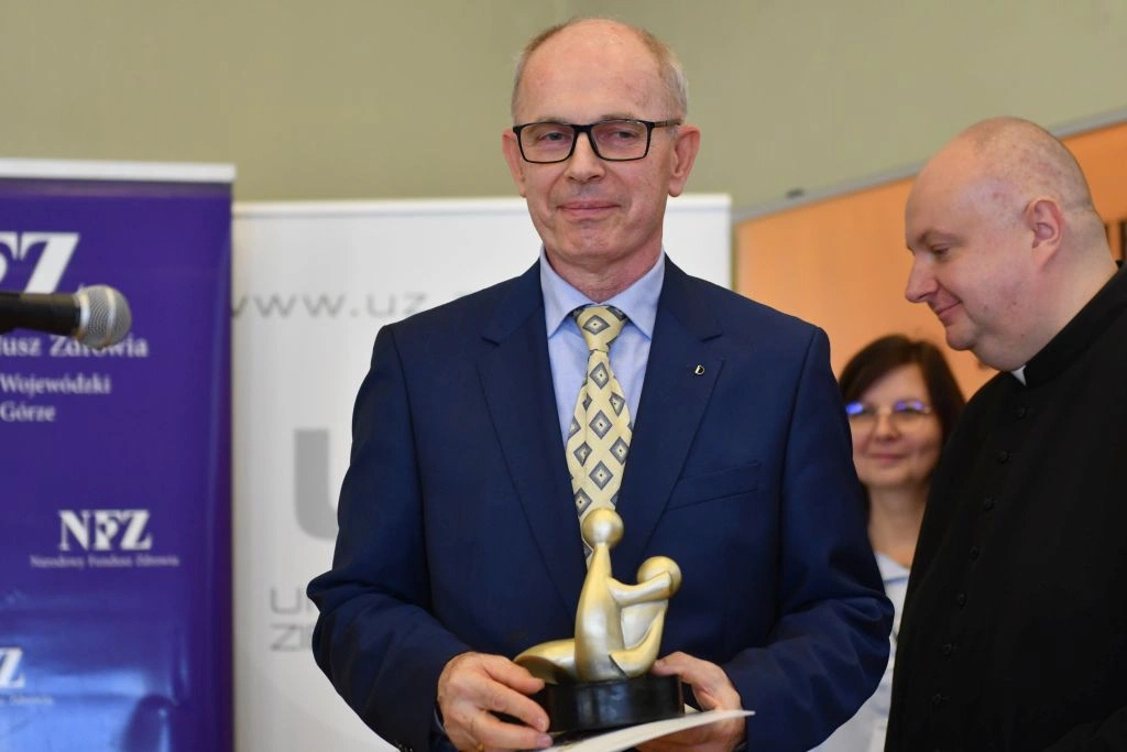 Lek. Wiesław Sarnecki ze statuetką „Lubuski Samarytanin”