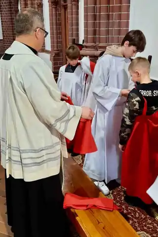 2024.04.21 – Przyjęcie nowych ministrantów – zdjęcie 17