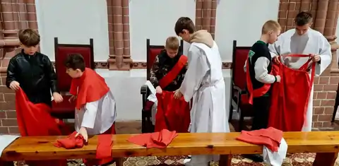 2024.04.21 – Przyjęcie nowych ministrantów – zdjęcie 14
