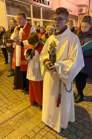 2024.03.24 – Parafialna Droga Krzyżowa ulicami Żar – zdjęcie 29