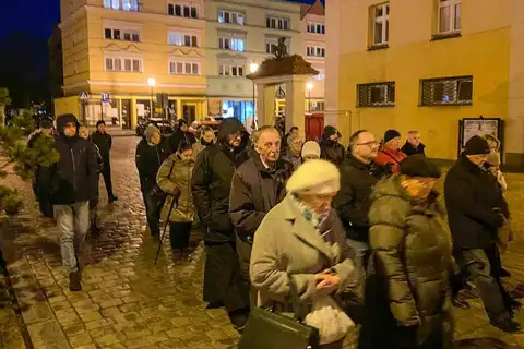 2024.03.24 – Parafialna Droga Krzyżowa ulicami Żar – zdjęcie 20