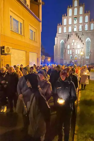 2024.03.24 – Parafialna Droga Krzyżowa ulicami Żar – zdjęcie 5
