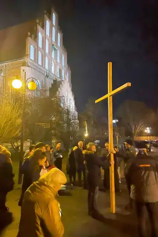 2024.03.24 – Parafialna Droga Krzyżowa ulicami Żar – zdjęcie 52