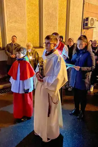 2024.03.24 – Parafialna Droga Krzyżowa ulicami Żar – zdjęcie 4
