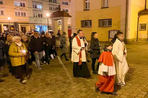 2024.03.24 – Parafialna Droga Krzyżowa ulicami Żar – zdjęcie 15
