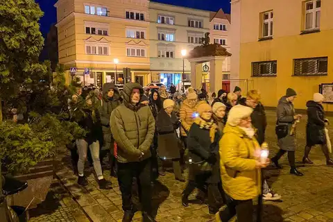 2024.03.24 – Parafialna Droga Krzyżowa ulicami Żar – zdjęcie 16