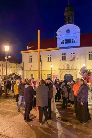 2024.03.24 – Parafialna Droga Krzyżowa ulicami Żar – zdjęcie 25