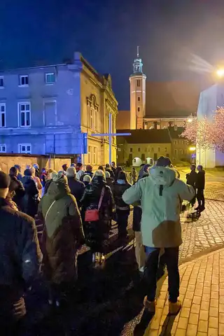 2024.03.24 – Parafialna Droga Krzyżowa ulicami Żar – zdjęcie 49