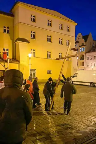 2024.03.24 – Parafialna Droga Krzyżowa ulicami Żar – zdjęcie 13