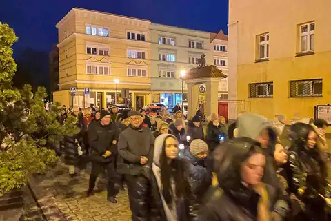 2024.03.24 – Parafialna Droga Krzyżowa ulicami Żar – zdjęcie 17