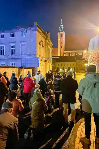 2024.03.24 – Parafialna Droga Krzyżowa ulicami Żar – zdjęcie 50