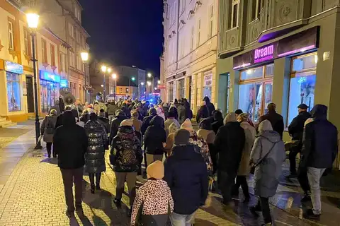 2024.03.24 – Parafialna Droga Krzyżowa ulicami Żar – zdjęcie 33