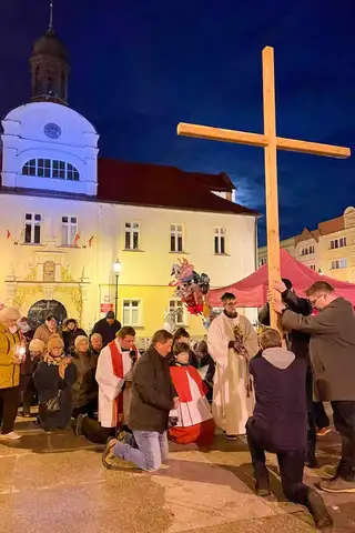 2024.03.24 – Parafialna Droga Krzyżowa ulicami Żar – zdjęcie 24