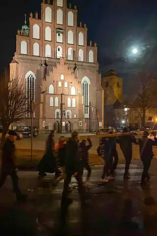 2024.03.24 – Parafialna Droga Krzyżowa ulicami Żar – zdjęcie 57
