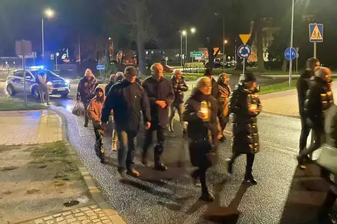 2024.03.24 – Parafialna Droga Krzyżowa ulicami Żar – zdjęcie 48