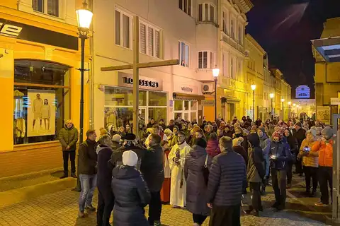 2024.03.24 – Parafialna Droga Krzyżowa ulicami Żar – zdjęcie 28