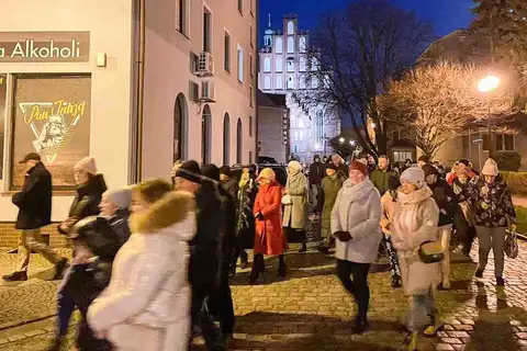 2024.03.24 – Parafialna Droga Krzyżowa ulicami Żar – zdjęcie 10