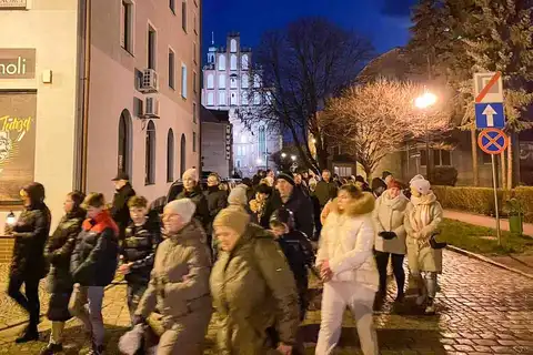 2024.03.24 – Parafialna Droga Krzyżowa ulicami Żar – zdjęcie 9