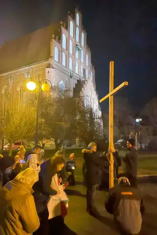 2024.03.24 – Parafialna Droga Krzyżowa ulicami Żar – zdjęcie 53