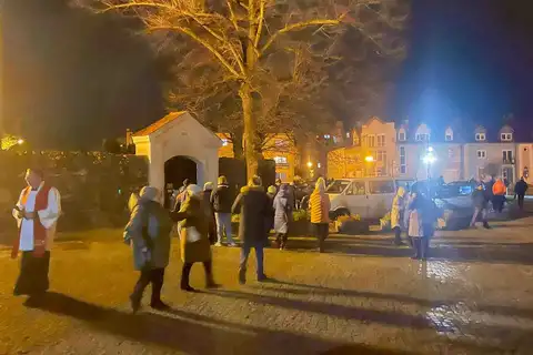 2024.03.24 – Parafialna Droga Krzyżowa ulicami Żar – zdjęcie 71