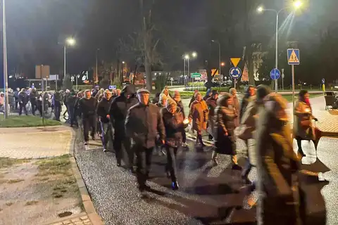 2024.03.24 – Parafialna Droga Krzyżowa ulicami Żar – zdjęcie 46