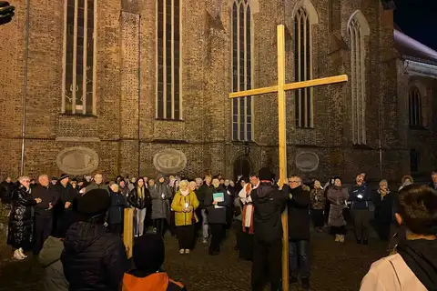 2024.03.24 – Parafialna Droga Krzyżowa ulicami Żar – zdjęcie 62