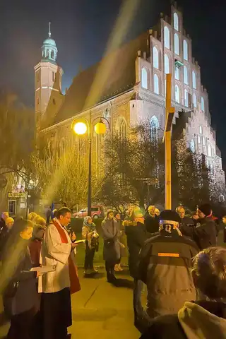 2024.03.24 – Parafialna Droga Krzyżowa ulicami Żar – zdjęcie 56