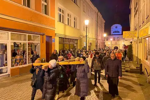 2024.03.24 – Parafialna Droga Krzyżowa ulicami Żar – zdjęcie 27
