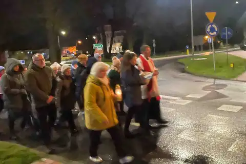 2024.03.24 – Parafialna Droga Krzyżowa ulicami Żar – zdjęcie 42