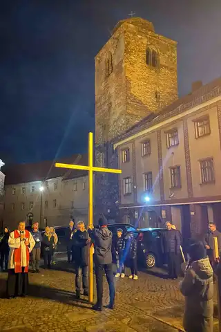 2024.03.24 – Parafialna Droga Krzyżowa ulicami Żar – zdjęcie 67