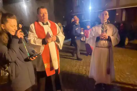 2024.03.24 – Parafialna Droga Krzyżowa ulicami Żar – zdjęcie 68