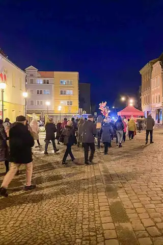 2024.03.24 – Parafialna Droga Krzyżowa ulicami Żar – zdjęcie 22