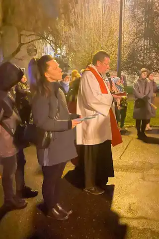 2024.03.24 – Parafialna Droga Krzyżowa ulicami Żar – zdjęcie 54