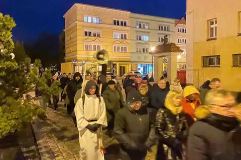 2024.03.24 – Parafialna Droga Krzyżowa ulicami Żar – zdjęcie 19