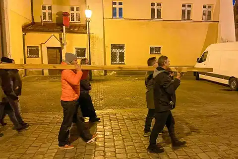 2024.03.24 – Parafialna Droga Krzyżowa ulicami Żar – zdjęcie 14