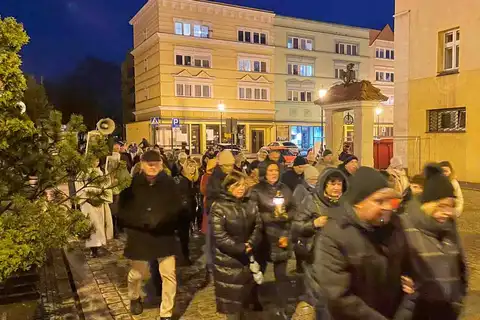 2024.03.24 – Parafialna Droga Krzyżowa ulicami Żar – zdjęcie 18