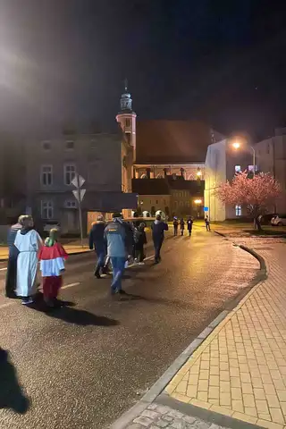 2024.03.24 – Parafialna Droga Krzyżowa ulicami Żar – zdjęcie 43