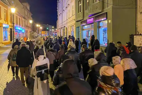 2024.03.24 – Parafialna Droga Krzyżowa ulicami Żar – zdjęcie 32