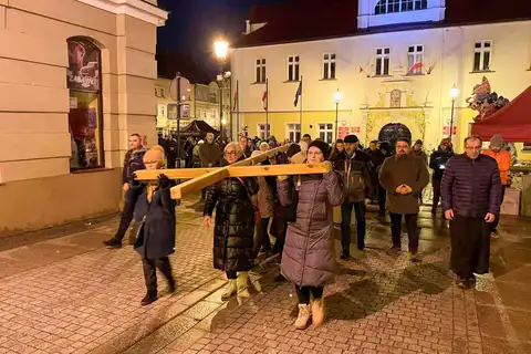 2024.03.24 – Parafialna Droga Krzyżowa ulicami Żar – zdjęcie 26