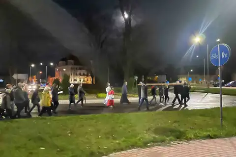 2024.03.24 – Parafialna Droga Krzyżowa ulicami Żar – zdjęcie 41