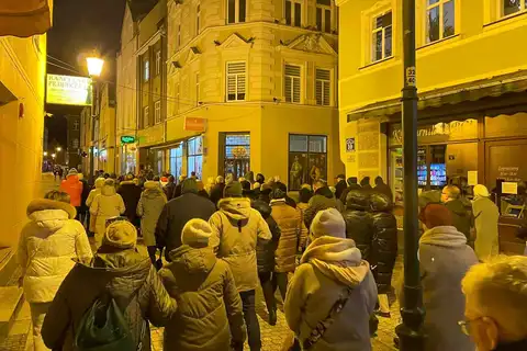 2024.03.24 – Parafialna Droga Krzyżowa ulicami Żar – zdjęcie 30