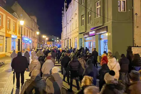 2024.03.24 – Parafialna Droga Krzyżowa ulicami Żar – zdjęcie 31
