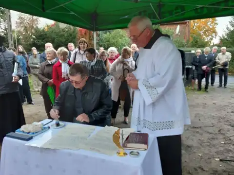 2019.10.17 – Poświęcenie kamienia węgielnego kościoła w Grabiku – zdjęcie 55