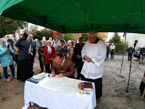 2019.10.17 – Poświęcenie kamienia węgielnego kościoła w Grabiku – zdjęcie 52
